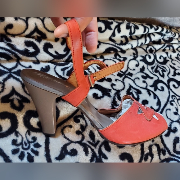 Remix Garnet Two Toned Heels size 9.5 Never worn - Picture 6 of 9